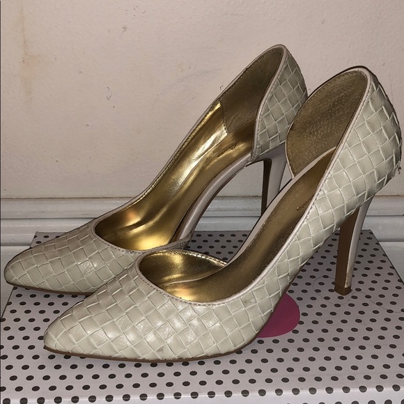Cream/Off-White Pointy Toe Heels. Size 8 - Picture 3 of 4